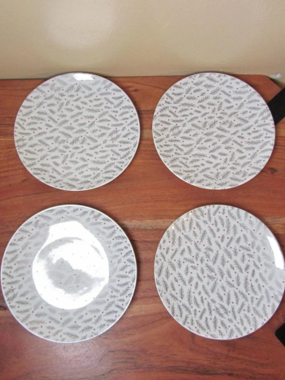 Crate & Barrel Christmas Holiday Appetizer Plates Set of 4 Evergreen (W6628)